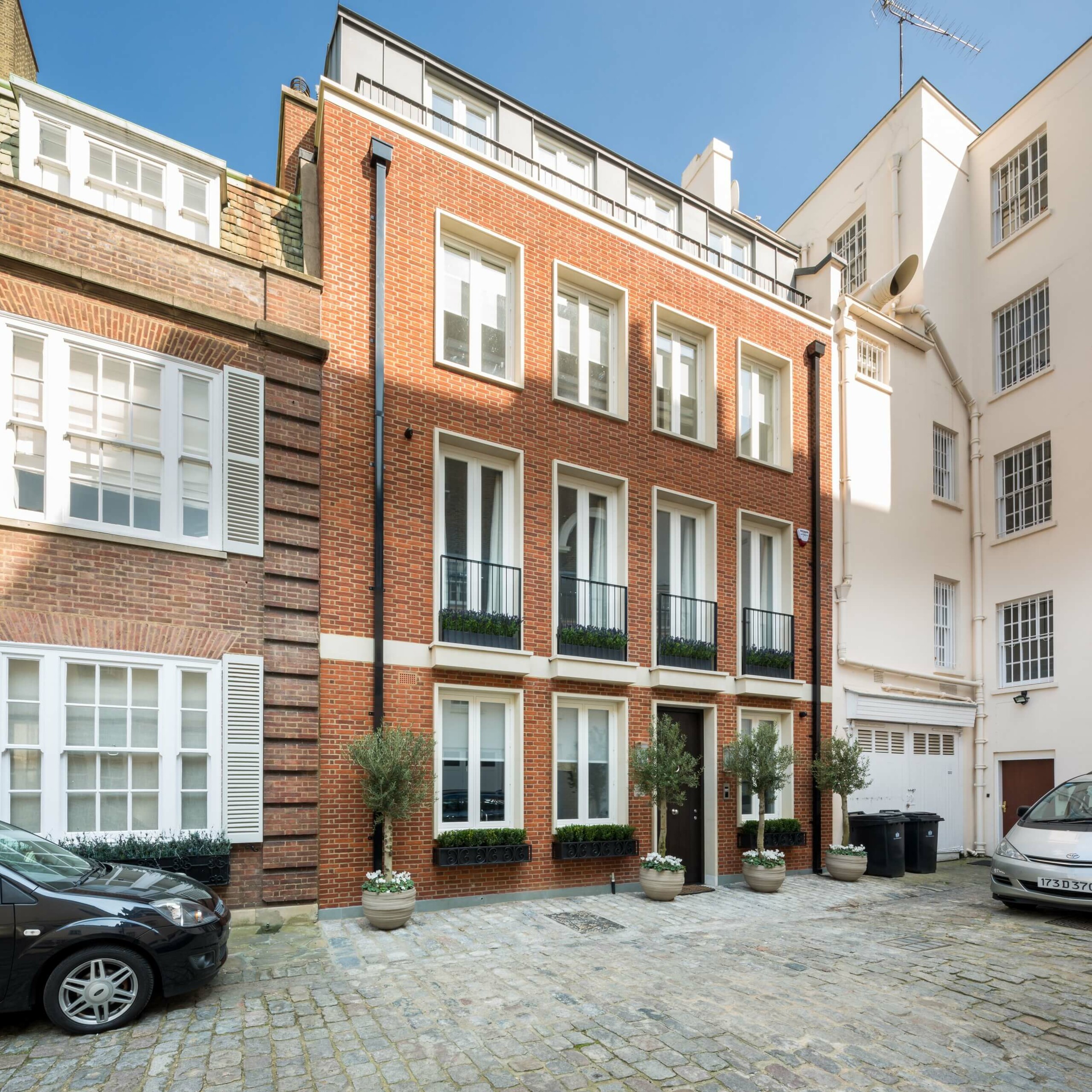 Lowndes Close – Squire & Partners