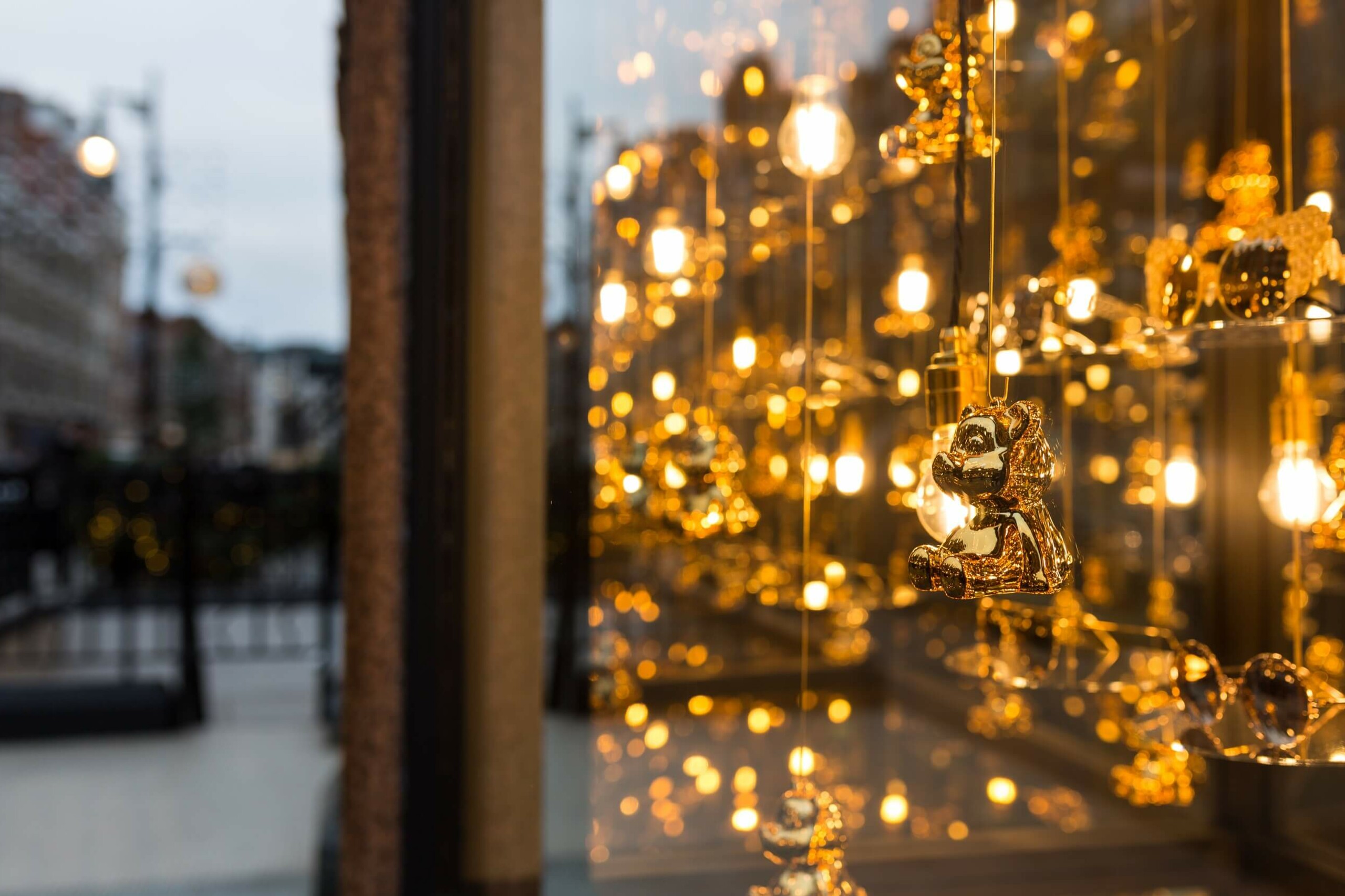 Linda Farrow, Mount Street Window – Squire & Partners